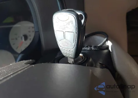 2006 Chrysler Town & Country из США, поврежденный, VIN 1A4GP45R16B720438